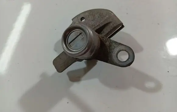 Hyundai Getz Front door lock (next to the handle) 