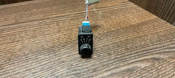 Nissan Primera Headlight level height control switch 37044A