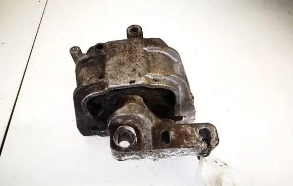 Engine mount bracket