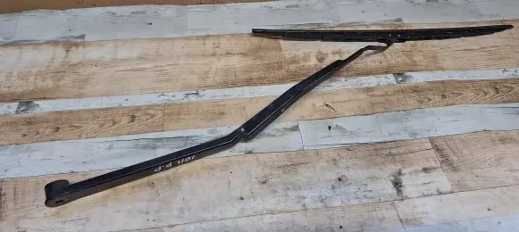 Lexus ES 250 - 300 - 330 Front wiper blade arm