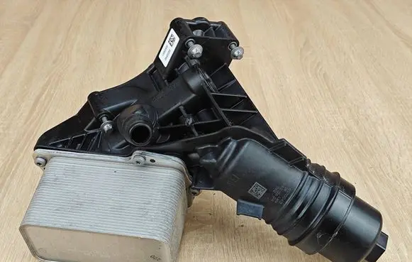 BMW 8 G16 Oil filter mounting bracket 8570063