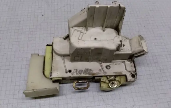 Ford Mondeo MK II Front door lock 96BGF21812CH