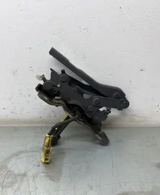 Engine bonnet/hood hinges