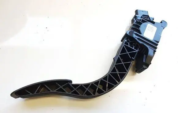 Accelerator throttle pedal