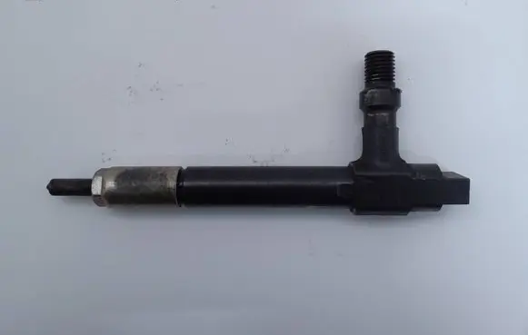 Mazda 626 Fuel injector D7390