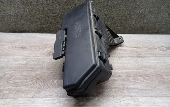 Volvo V70 Fuse box cover 9494211