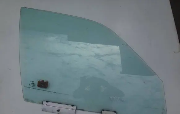 BMW 5 E34 Front door window glass four-door