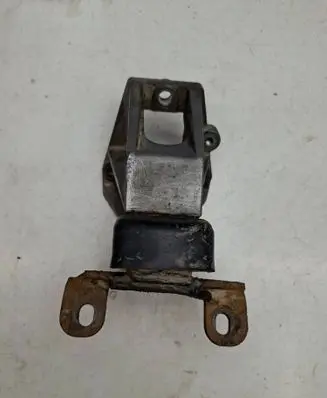 Opel Frontera B Engine mount bracket