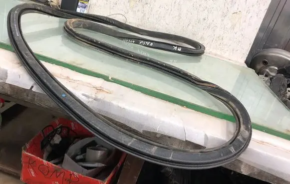 Opel Astra L Front door rubber seal 9847142380