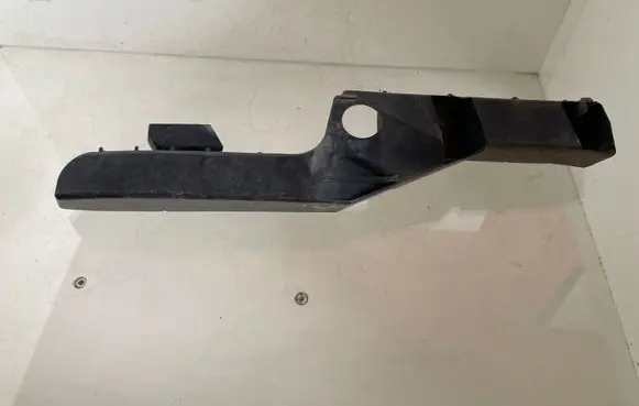 Toyota Avensis Verso Fender mounting bracket 370N