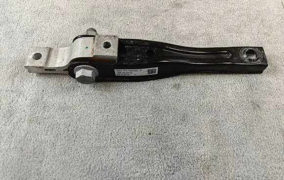 Volkswagen Tiguan Engine mounting bracket 5Q0199855AD 07122016