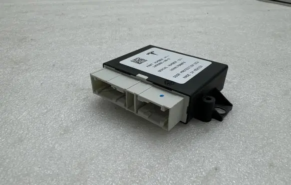 Tesla Model X Door control unit/module 105589100D V24017B00F6