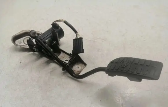 Nissan Almera N16 Accelerator throttle pedal 189195M300 028100