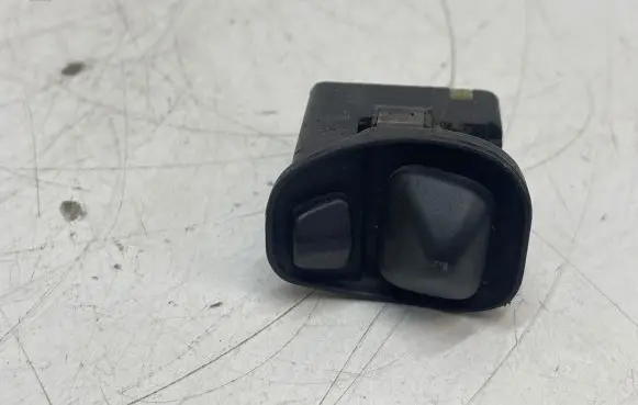 BMW 5 E34 Wing mirror switch 1369331 6131 03830700