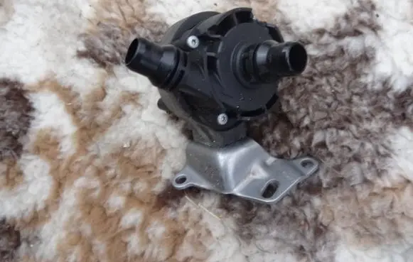 BMW X4 F26 Electric auxiliary coolant/water pump 7843949