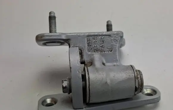 Mercedes-Benz E W212 Front door lower hinge A047058