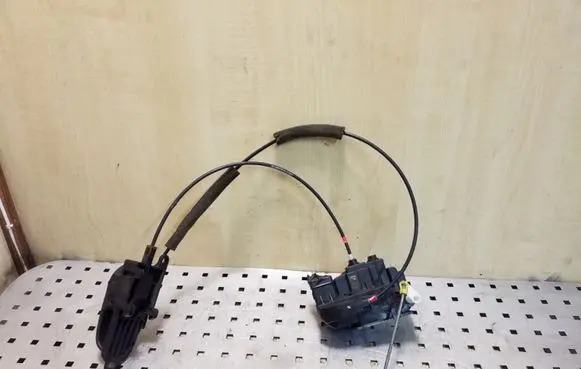 Nissan Note (E11) Front door lock 24201078