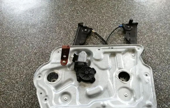 Nissan Qashqai+2 Front door window regulator with motor FC685A