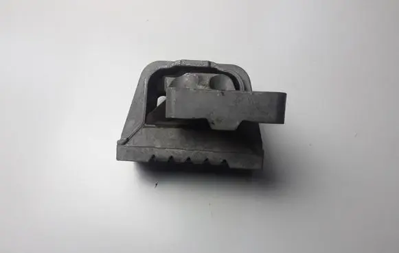 Volkswagen Touran I Engine mount bracket 1K0199262