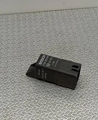 Skoda Octavia Mk2 (1Z) Glow plug pre-heat relay 0281003038