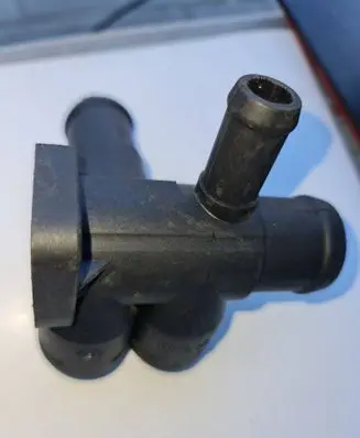 Volkswagen Golf II Engine coolant pipe/hose 037121133C