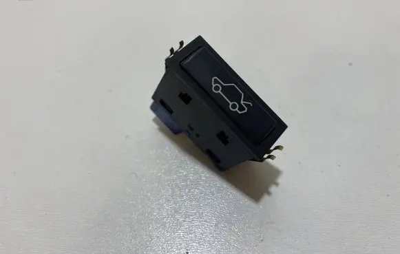 BMW 5 E39 Tailgate opening switch 8365579