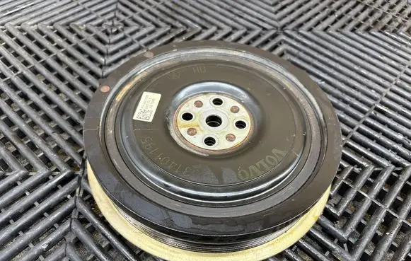 Volvo XC90 Crankshaft pulley 31401195
