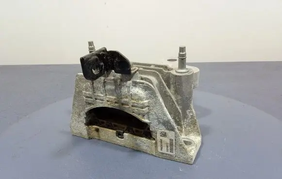 Engine mount vacuum valve
