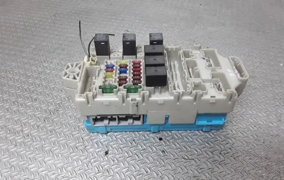 Mitsubishi Outlander Fuse module MR587875
