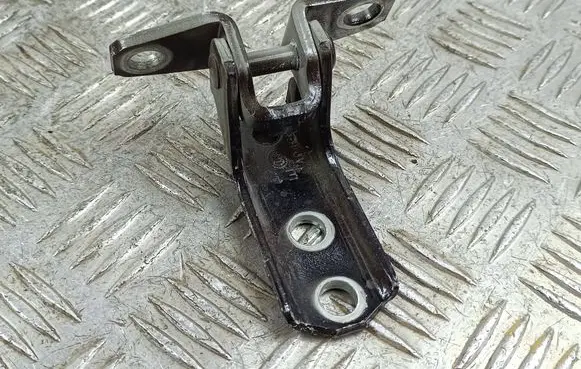 Mitsubishi Outlander Rear door lower hinge
