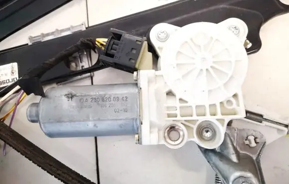 Mercedes-Benz Vaneo W414 Front door window regulator motor a2308200942