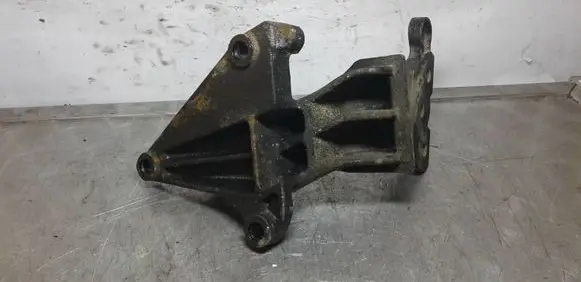 Engine mounting bracket