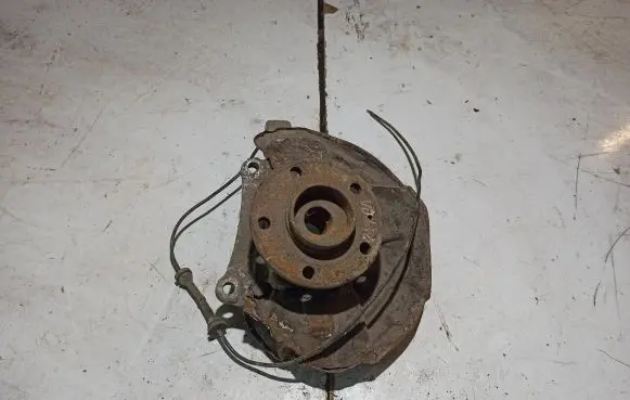 Volvo V70 Front wheel hub 9461943