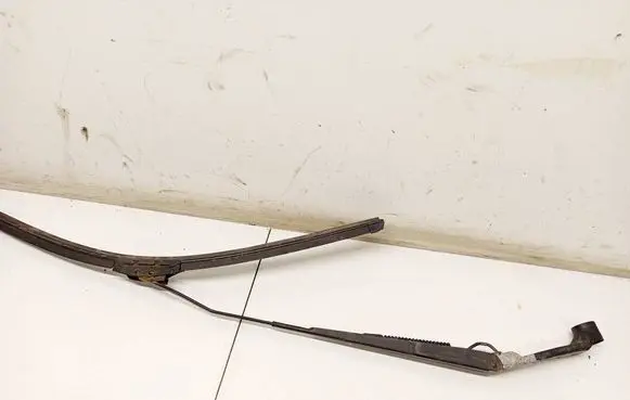 Mitsubishi Outlander Front wiper blade arm 