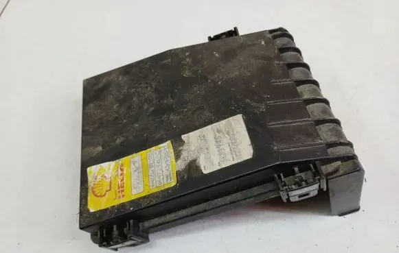 Volkswagen Touran I Fuse box cover 013949711