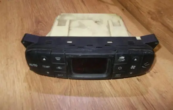 Mitsubishi Carisma Climate control unit MR398016