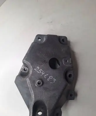Engine mounting bracket