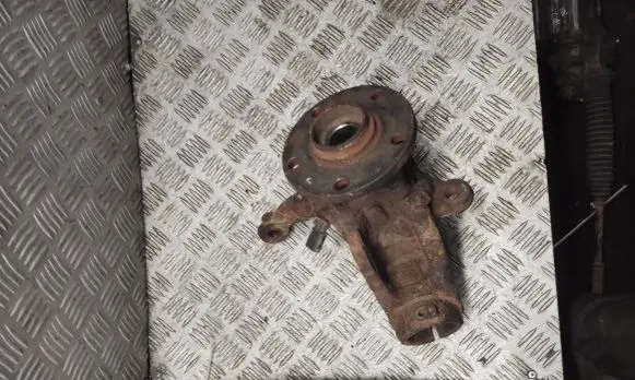 Volkswagen Touran I Front wheel hub spindle knuckle