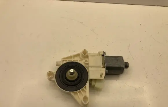 Mercedes-Benz C W204 Front door window regulator motor A2048200142