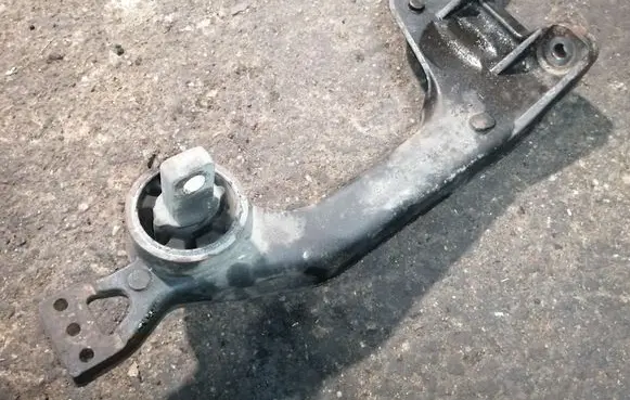 Mercedes-Benz Vito Viano W447 Rear differential/diff mount bracket A4473530095