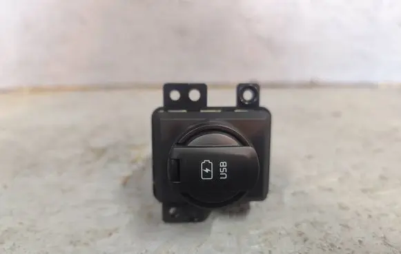 KIA Sportage USB socket connector 96125C5010 C5010 UM91906142185