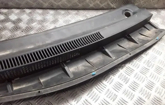 Toyota Auris 150 Windshield trim 5575102110