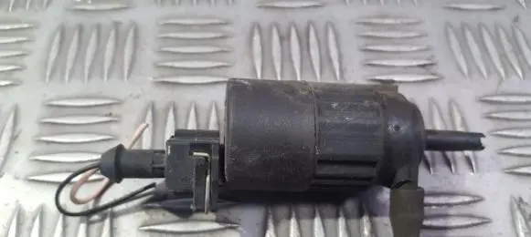 Volkswagen PASSAT B3 Windscreen/windshield washer pump 357972752