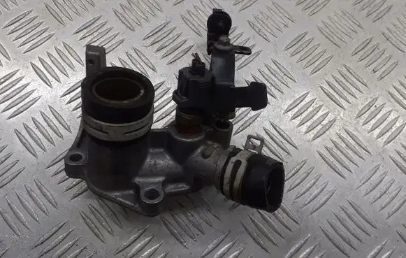 Ford Focus Thermostat/thermostat housing 1N1G-8594