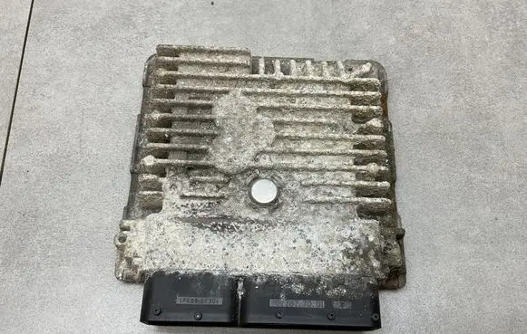 Volkswagen PASSAT B7 Engine control unit/module 03L907425C