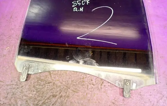 KIA Sorento Front door window glass four-door