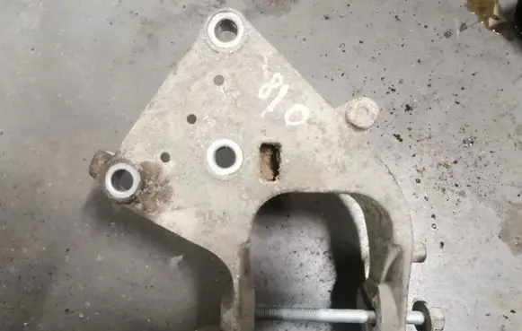 Chrysler Town & Country V Engine mount bracket