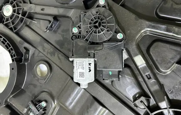 KIA Soul Front door manual window regulator 9M05 02283 S10134