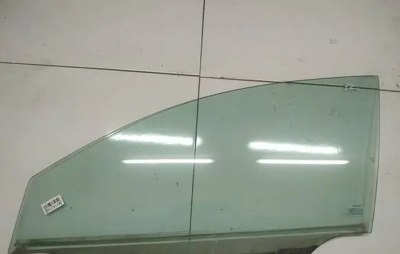 Toyota Avensis T250 Front door window glass four-door AS2