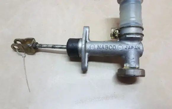 Mitsubishi Pajero Sport I Master brake cylinder